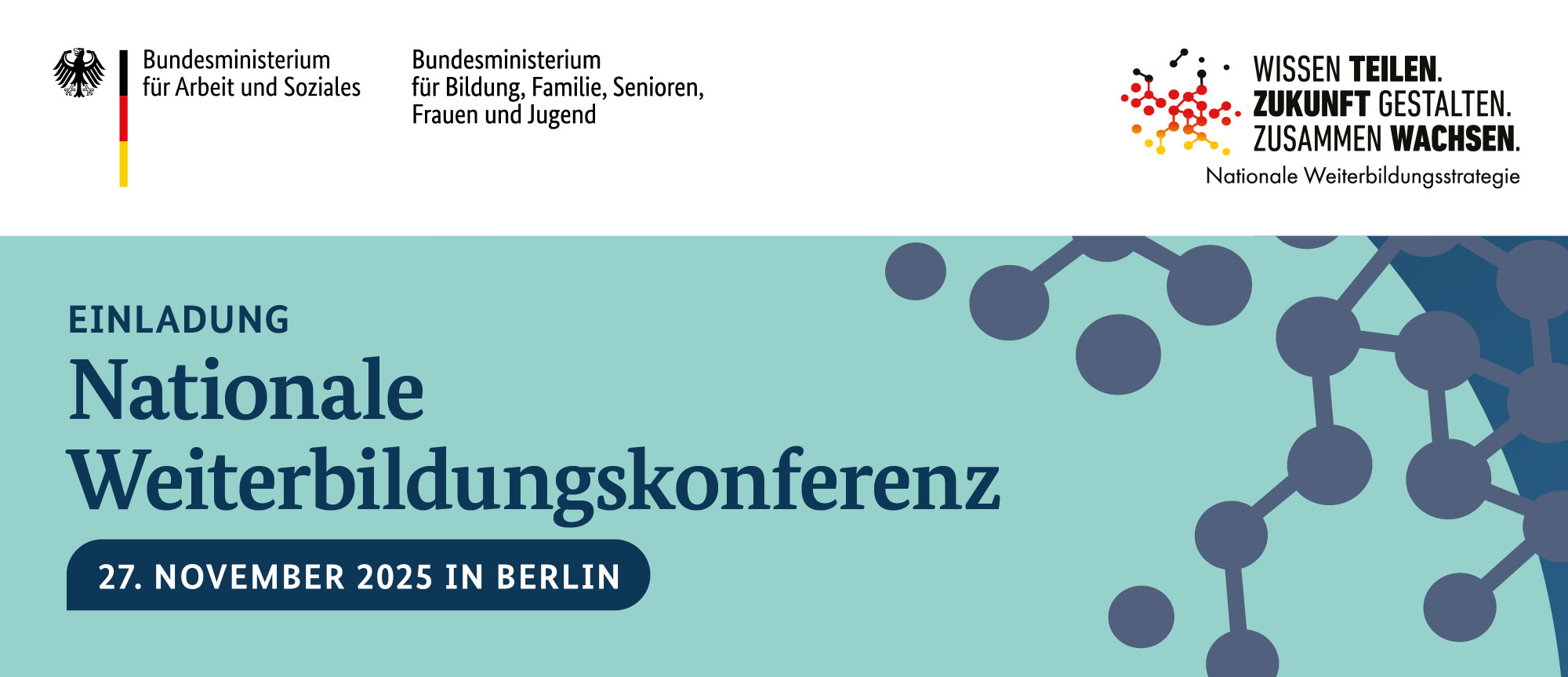 Banner der Nationalen Weiterbildungskonferenz. Oben links die Logos des Bundesministeriums für Arbeit und Soziales sowie des Bundesministeriums für Bildung, Familie, Senioren, Frauen und Jugend. Rechts oben das Logo der Nationalen Weiterbildungsstrategie mit dem Schriftzug: „Wissen teilen. Zukunft gestalten. Zusammen wachsen.“ Darunter in großer Schrift: „Einladung